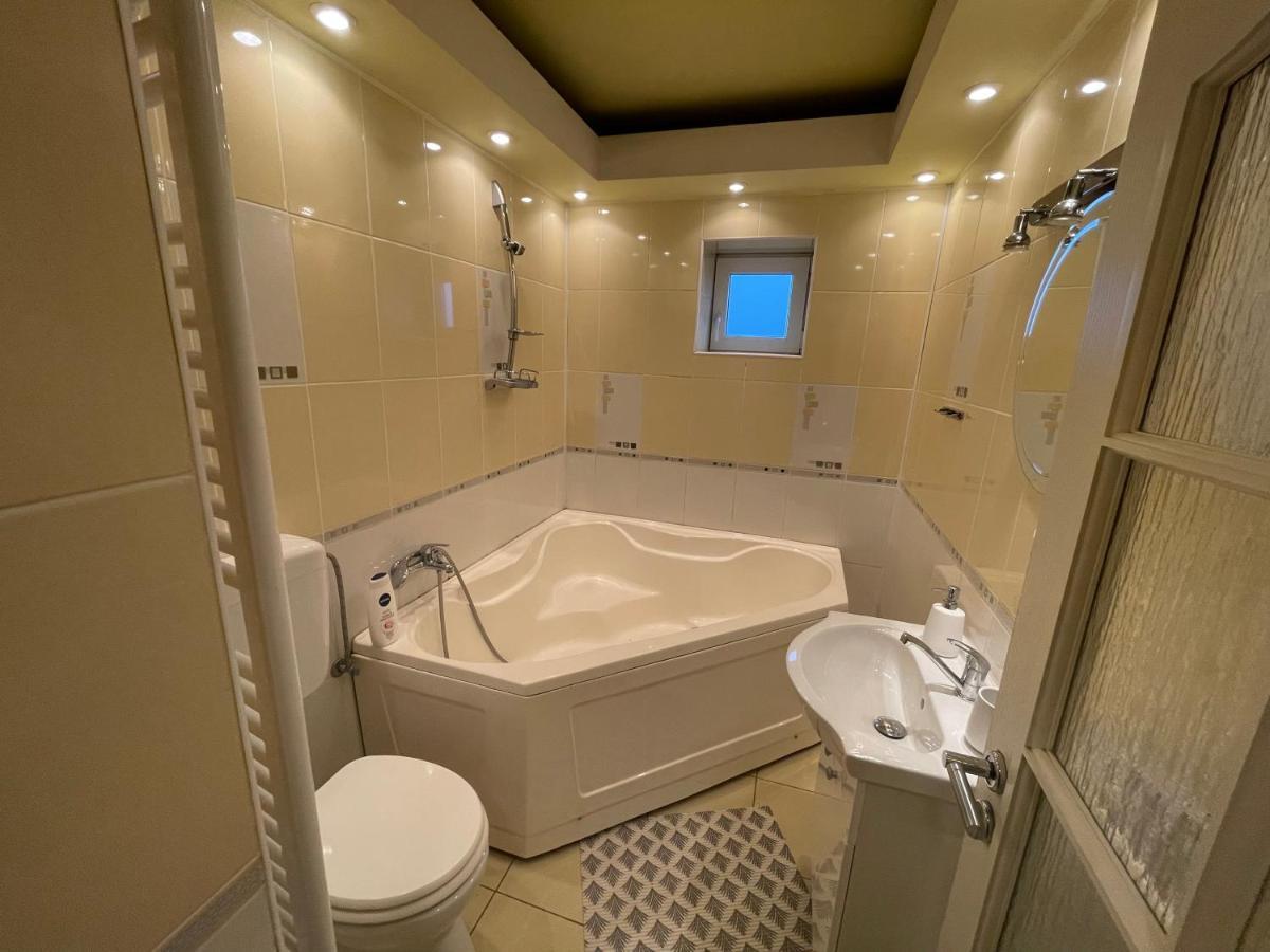 Lovely 3 bedrooms Apartament Oradea Buitenkant foto