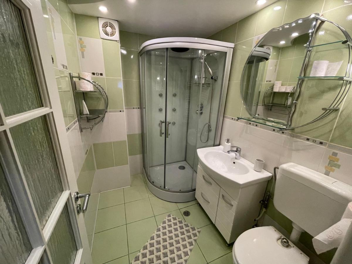 Lovely 3 bedrooms Apartament Oradea Buitenkant foto