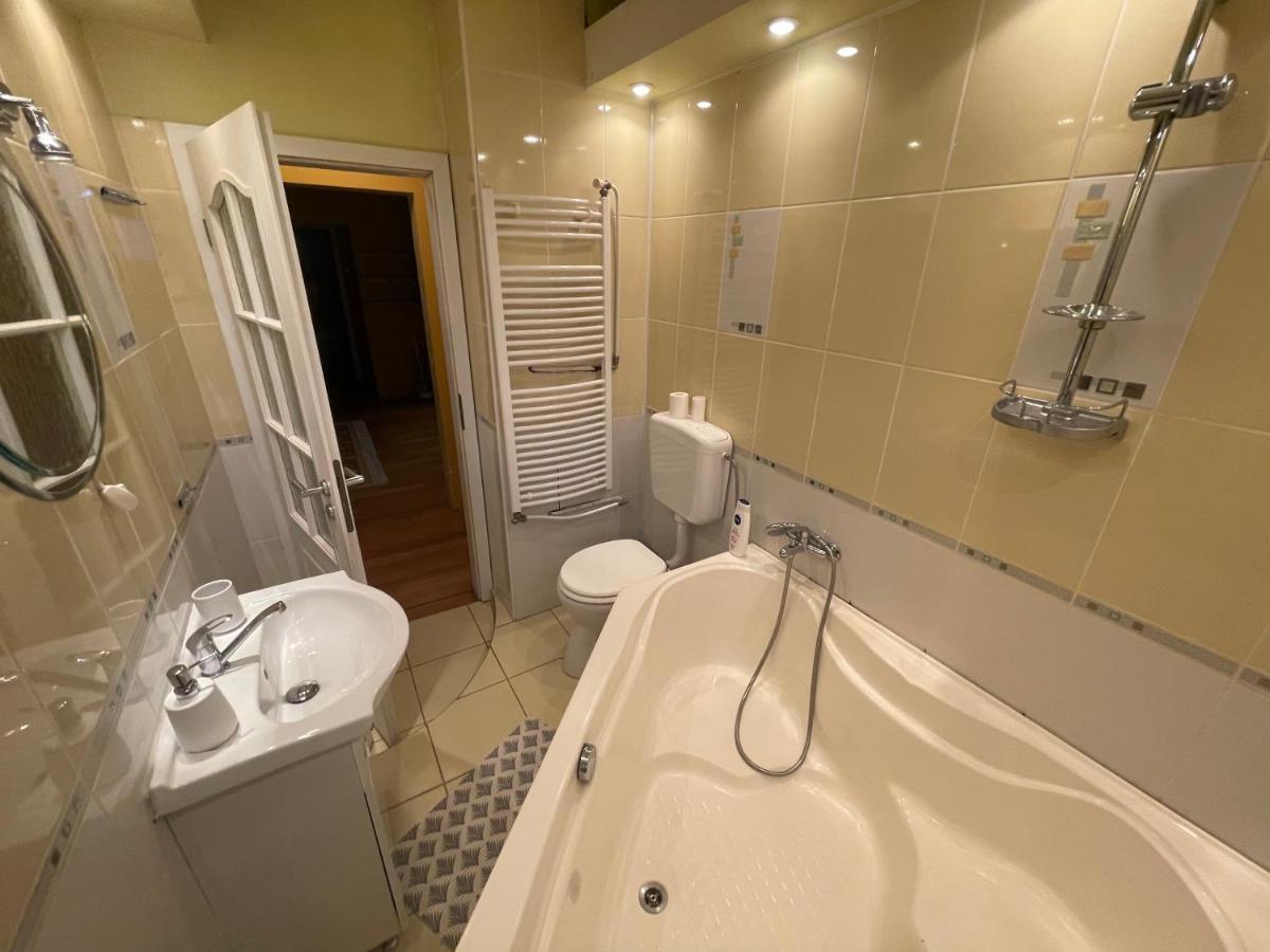 Lovely 3 bedrooms Apartament Oradea Buitenkant foto