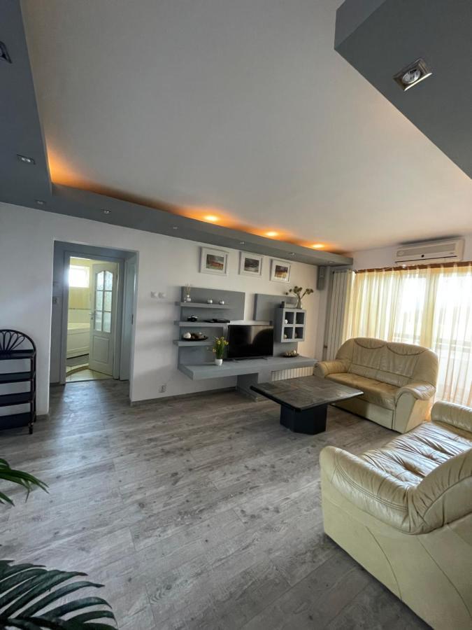 Lovely 3 bedrooms Apartament Oradea Buitenkant foto