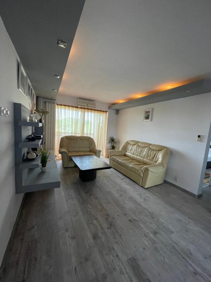 Lovely 3 bedrooms Apartament Oradea Buitenkant foto